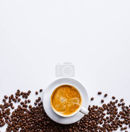 primer plano de una taza humeante de café caliente y frijoles sobre un fondo blanco prístino. La aromática mezcla de granos de café tostados oscuros promete un delicioso despertar para comenzar el día