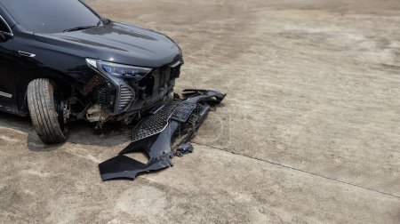 Épave de voiture ; Dommages à l'automobile causés par une collision routière ; couverture d'assurance requise
