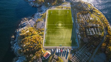 Téléchargez les photos : Henningsvaer Football Pitch Stadium, Lofoten Islands, Norvège. Octobre, automne, drone photo - en image libre de droit