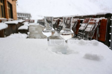 Téléchargez les photos : 2 photos de schnaps dans la neige - en image libre de droit