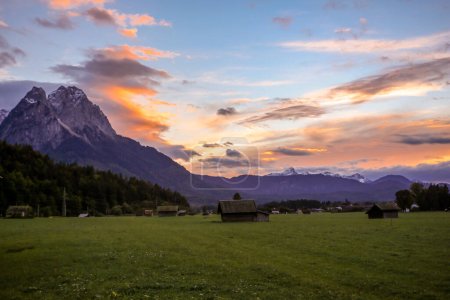 Téléchargez les photos : Quartier de Garmisch Partenkirchen. Vue de la Zugspitze au coucher du soleil - en image libre de droit