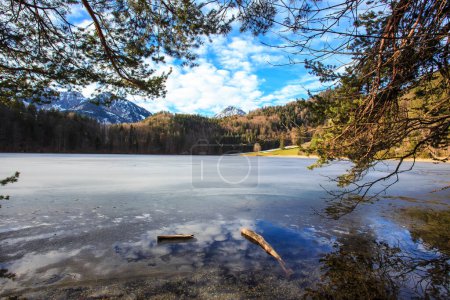 Foto de Lago Alatsee en invierno. Tirol, Austria - Imagen libre de derechos