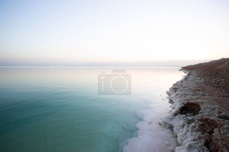 Foto de Mar Muerto, Israel, costa salada, Hoteles y centros de spa en la zona de Ein Bokek. Climatoterapia sobre psoriasis - Imagen libre de derechos