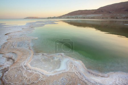 Foto de Mar Muerto, Israel, costa salada, Hoteles y centros de spa en la zona de Ein Bokek. Climatoterapia sobre psoriasis - Imagen libre de derechos