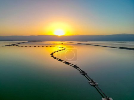 Foto de Drone foto del Mar Muerto, Israel, costa salada, Hoteles y centros de spa en la zona de Ein Bokek. Climatoterapia sobre psoriasis - Imagen libre de derechos