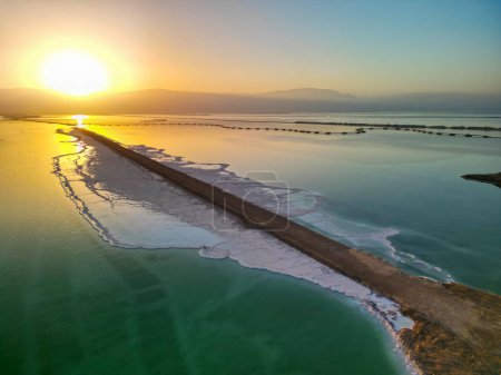 Foto de Drone foto del Mar Muerto, Israel, costa salada, Hoteles y centros de spa en la zona de Ein Bokek. Climatoterapia sobre psoriasis - Imagen libre de derechos