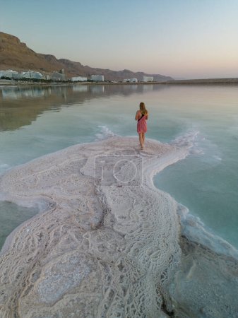 Foto de Chica fotógrafa en el Mar Muerto - Imagen libre de derechos