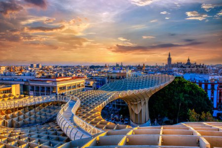 Téléchargez les photos : Depuis le sommet de l'Espacio Metropol Parasol, Setas de Sevilla, vous pourrez profiter des meilleures vues sur la ville de Séville, en Espagne. Il offre un angle unique sur la vieille ville et la cathédrale. - en image libre de droit