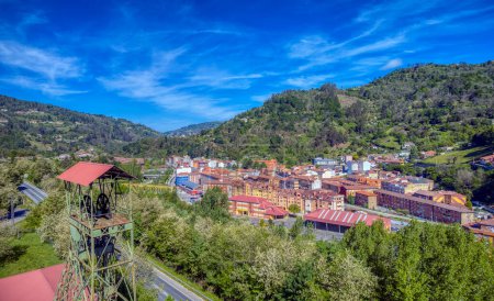 Foto de Vista aérea de la ciudad de Sotrondio en Asturias, vista desde el Pozo Villar, mina de carbón cerrada. España. - Imagen libre de derechos