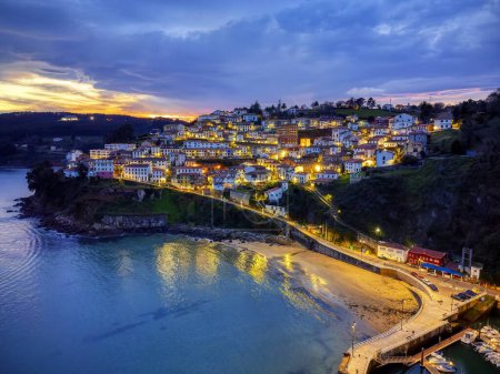 Téléchargez les photos : Vue de Lastres, l'un des plus beaux villages de la côte cantabrique des Asturies, Espagne. - en image libre de droit