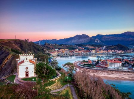 Téléchargez les photos : Vue aérienne de Ribadesella et de son estuaire au coucher du soleil dans les Asturies, Espagne. - en image libre de droit