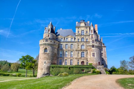 Téléchargez les photos : Val de Loire, France - 19 avril 2019 : Le Château de Brissac, château renaissance reconstruit au XVe siècle par l'un des ministres du Roi Charles VII, situé à Brissac Coing, à proximité d'Angers. - en image libre de droit