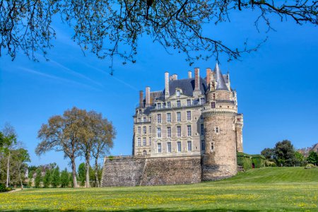 Téléchargez les photos : Val de Loire, France - 19 avril 2019 : Le Château de Brissac, château renaissance reconstruit au XVe siècle par l'un des ministres du Roi Charles VII, situé à Brissac Coing, à proximité d'Angers. - en image libre de droit