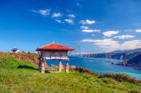 Foto de Horreo en Cadavedo, Golfo de Vizcaya, Asturias, Camino del Norte, la vía costera de Santiago, ruta de peregrinación por la costa norte de España - Imagen libre de derechos