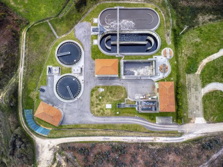 Téléchargez les photos : Vue aérienne des installations de traitement des eaux usées en Asturias, Espagne. - en image libre de droit