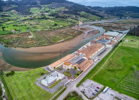 Téléchargez les photos : Vue aérienne de l'usine de cidre El Gaitero à Villaviciosa, Asturies. - en image libre de droit