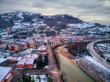 Foto de Vista aérea de la ciudad asturiana de Blimea bajo una nevada, España - Imagen libre de derechos