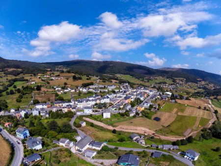 Foto de Vista aérea de Boal en Asturias, España. La ciudad de Boal es la capital del consejo homónimo. - Imagen libre de derechos