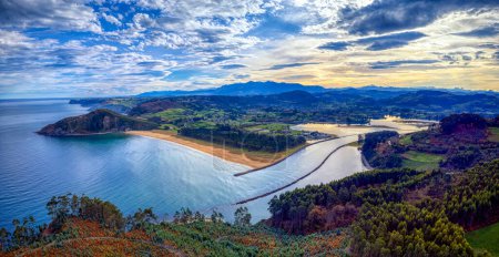 Téléchargez les photos : Une vue panoramique sur la belle plage de Rodiles dans les Asturies dans le nord de l'Espagne - en image libre de droit