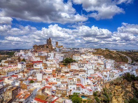 Foto de Panorámica de Arcos de la Frontera, ciudad blanca construida sobre una roca a lo largo del río Guadalete, en la provincia de Cádiz, España - Imagen libre de derechos
