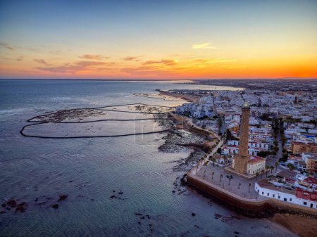 Foto de Drone vista del faro de Chipiona al amanecer en la provincia de Cádiz. España. - Imagen libre de derechos