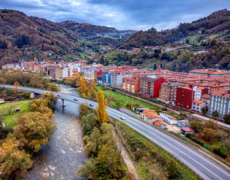Foto de Una toma aérea del pueblo de Blimea en Asturias, España - Imagen libre de derechos