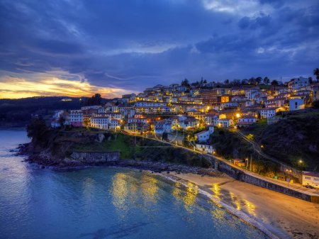 Vista de Lastres, uno de los pueblos más bellos de la costa cántabra de Asturias, España.