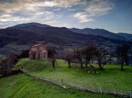 Vista exterior de la iglesia de Santa Cristina de Lena en primavera. Santa Cristina de Lena es una iglesia católica prerrománica situada en Asturias, España