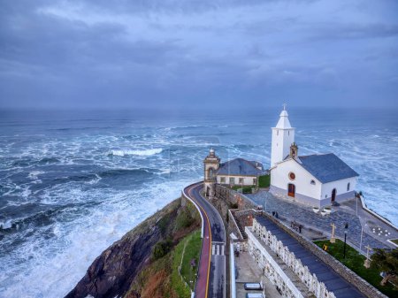 Einsiedelei Nuestra Senora de la Blanca in Luarca mit dem Leuchtturm und dem kantabrischen Meer in Asturien, Spanien
