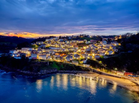 Vista de Lastres, uno de los pueblos más bellos de la costa cántabra de Asturias, España.