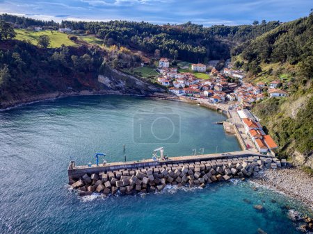 Vista aérea del pueblo pesquero de Tazones en Asturias, España. Europa.