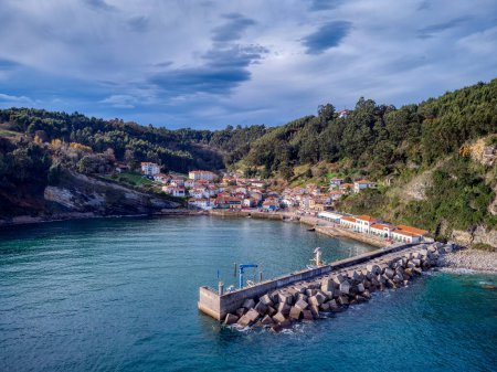 Téléchargez les photos : Vue aérienne du village de pêcheurs de Tazones dans les Asturies, Espagne. Europe. - en image libre de droit