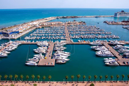 Vista del puerto deportivo de Alicante. España.