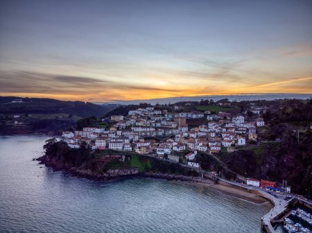 Vista aérea de Lastres, uno de los pueblos más bellos de la costa cántabra de Asturias, España.