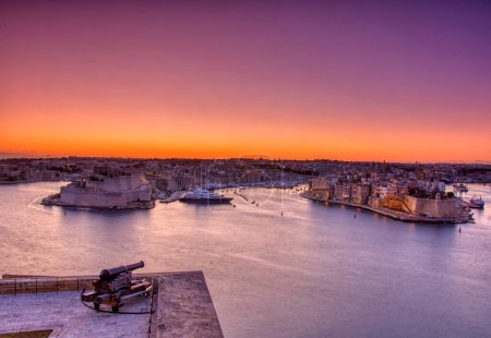 Trois villes, Vittoriosa, Senglea et Cospicua. Bord de l'eau vu de La Valette, Malte au lever du soleil.