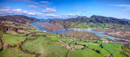 Téléchargez les photos : Vue aérienne de la Ria de Villaviciosa dans les Asturies, Espagne. - en image libre de droit