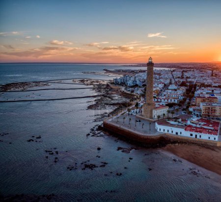Drohnen-Ansicht des Leuchtturms von Chipiona im Morgengrauen in der Provinz Cadiz. Spanien.
