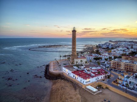 Drone vista del faro de Chipiona al amanecer en la provincia de Cádiz. España.