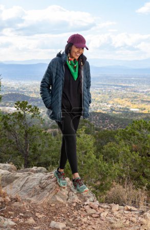 Foto de Mujer nativa americana senderismo Atalaya Trail en Santa Fe, Nuevo México en otoño - Imagen libre de derechos