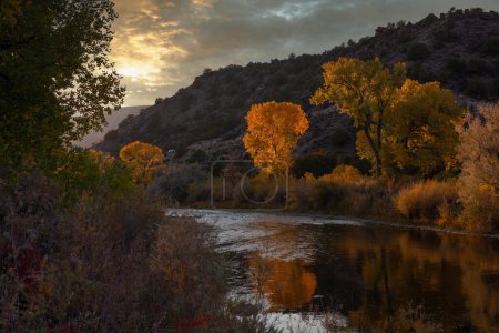 Foto de Rio Grande flowing through Embudo, Rio Arriba County, New Mexico in fall sunset - Imagen libre de derechos