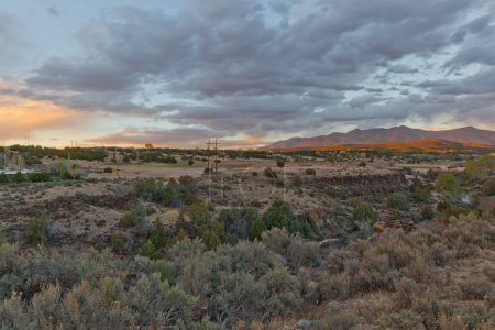 Foto de Arroyo Hondo, Taos County, New Mexico at sunset in summer - Imagen libre de derechos