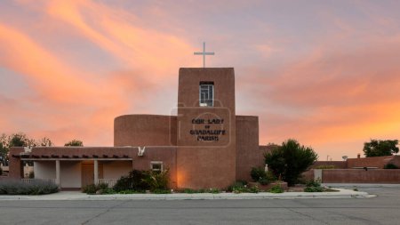 Foto de Our Lady of Guadalupe Church in downtown Taos, New Mexico at sunset - Imagen libre de derechos