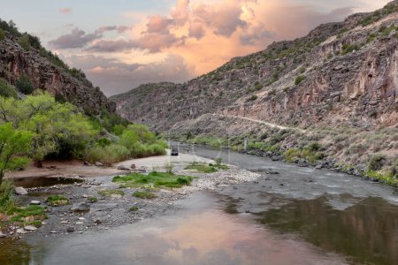Téléchargez les photos : Popular recreational area at John Dunn Bridge in Arroyo Hondo, at the confluence of Rio Hondo and Rio Grande in Taos County, New Mexico - en image libre de droit