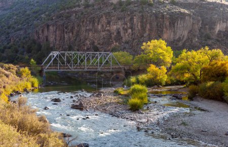 Foto de John Dunn Bridge at the confluence of Rio Grande and Rio Hondo in Rio Grande Gorge, Arroyo Hondo, New Mexico in fall sunrise. - Imagen libre de derechos