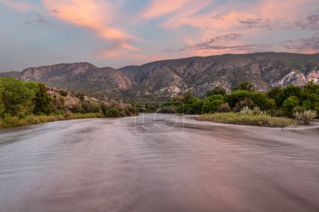 Foto de Rio Grande flowing through Pilar, Taos County, New Mexico at sunset in summer - Imagen libre de derechos
