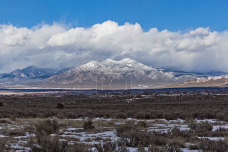 Foto de Taos Valley, New Mexico in winter with the snowy Sangre de Cristo Mountains. - Imagen libre de derechos