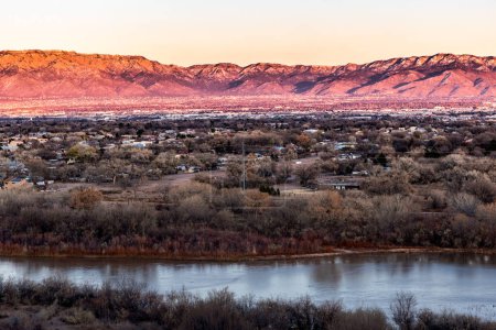 Foto de Albuquerque, Nuevo México al atardecer con Río Grande al frente y las montañas Sandia al fondo. - Imagen libre de derechos