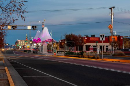 Foto de November 12th, 2020. Central Avenue, also known as Route 66, in Nob Hill, Albuquerque, at dusk. - Imagen libre de derechos