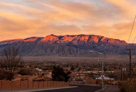 Foto de Sandia Mountains in New Mexico photographed from Rio Rancho at sunset. - Imagen libre de derechos