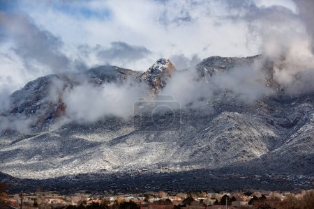 Montagnes Sandia enneigées photographiées du nord-est d'Albuquerque, Nouveau-Mexique.